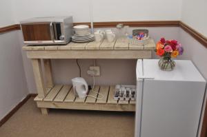 a small kitchen with a counter with a microwave at Huisie Ommie Hoek in Uniondale