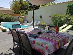 LiracにあるBeautiful villa with private poolのテーブル(椅子、パラソル付)、プール