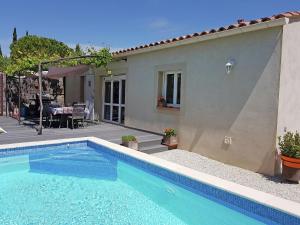 LiracにあるBeautiful villa with private poolの家の前のスイミングプール