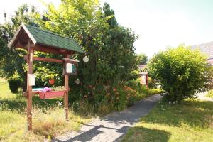 a garden with a bird house and a garden path at Pension New Nomads in Zesch