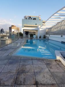 una piscina en la azotea de un edificio en Home Nueva Lyon, en Santiago