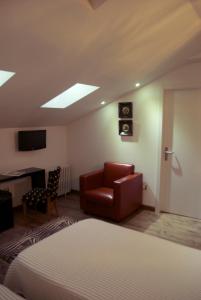 a room with a couch and a chair and a desk at El Lacayo de Sestiello in Grado