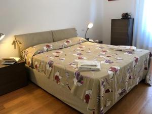 ジェノヴァにあるHouse Stella Marina by Holiday Worldのベッドルーム1室(毛布付きのベッド1台付)