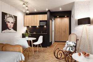 a room with a kitchen and a living room at Miód Malvina Apartamenty in Krynica Zdrój