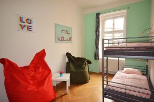 1 dormitorio con litera y sofá en Travel&Joy backpackers, en Praga