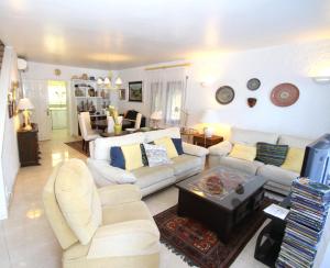 sala de estar con sofá y mesa en ARENDA Pino Alto Holiday Home Portofino, en Miami Platja