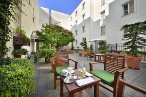 A garden outside Marrol's Boutique Hotel