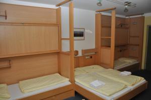 Łóżko lub łóżka w pokoju w obiekcie Eduard-Heinrich-Haus, Hostel