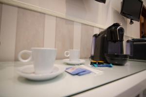Utensilios para hacer té y café en Hostal Paris
