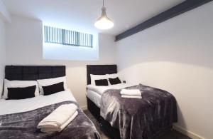 um quarto com 2 camas e um candeeiro em Converted warehouse Slps 14 (38 A1) em Manchester