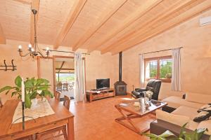 een woonkamer met een bank en een tafel bij Villa Lila in Moscari
