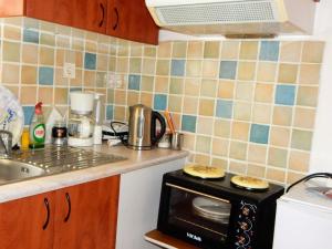Kuchyň nebo kuchyňský kout v ubytování Small country apartment in Tripoli
