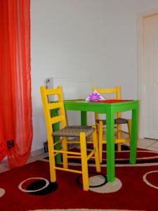 un tavolo e sedie verdi e gialle in una stanza di Small country apartment in Tripoli a Tripoli (Tripolis)