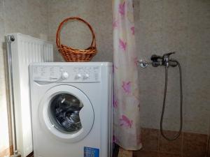 Ein Badezimmer in der Unterkunft Small country apartment in Tripoli