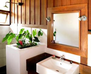 A bathroom at La Maison Birmane Boutique Hotel