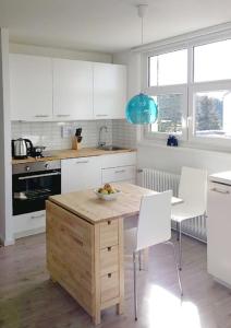 Virtuvė arba virtuvėlė apgyvendinimo įstaigoje Alpenblick