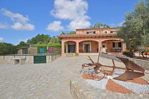 uma casa com uma estátua em frente em Villa Victori em Sineu