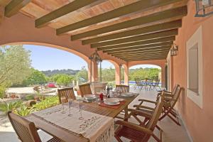 uma sala de jantar exterior com mesa e cadeiras em Villa Victori em Sineu