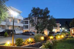 een straatlicht op een parkeerplaats 's nachts bij Apartment Sun Village Goran in Herceg-Novi