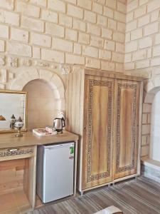 uma cozinha com um balcão e um frigorífico em Stone Boutique Hotel em Mardin