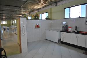 Kitchen o kitchenette sa Pousada Aguas do Rio Pardo