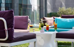 un gruppo di sedie e un tavolo con bevande di Burgu Arjaan by Rotana Istanbul Asia a Istanbul