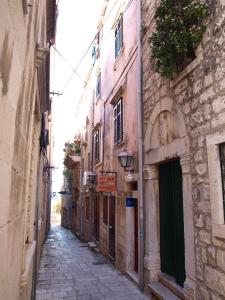 a narrow alley with buildings in a city at Leut Apartment in Korčula