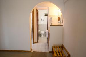a bathroom with a toilet and a hallway at Hotel Ayres Del Nahuel in San Carlos de Bariloche