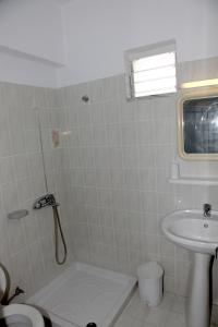 La salle de bains est pourvue d'une douche et d'un lavabo. dans l'établissement Despina Hotel, à Afantou