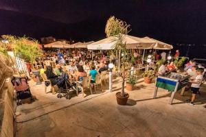 a crowd of people sitting in chairs at an event at Sul Golfo di Bonagia in Tonnara di Bonagia