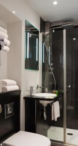 uma casa de banho com uma cabina de duche em vidro e um lavatório. em ibis Styles Rennes Centre Gare Nord em Rennes