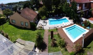 una vista aérea de una casa con 2 piscinas en Hotel Solyma en Santa Teresita