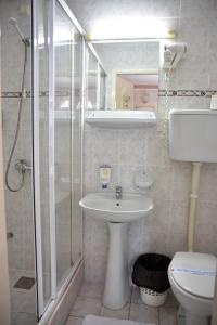 Koupelna v ubytování Garni Hotel Lav + 37 fotografií