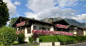 uma casa com flores ao lado dela em Gästehaus Immenhof em Oberstdorf