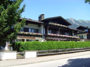 uma casa com flores na frente em Gästehaus Immenhof em Oberstdorf