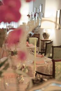 un comedor con una mesa larga y sillas en Hotel Ristorante Al Sorriso, en Soriso