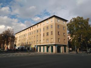 un gran edificio en la esquina de una calle en Apartamento Turístico Marcelo Celayeta AT Cerca del Centro en Pamplona