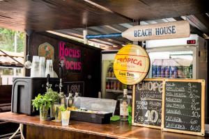 um restaurante com um bar com um balcão com um quadro negro em Ipanema Beach House no Rio de Janeiro