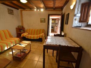 uma sala de estar com um sofá e uma mesa em Belvilla by OYO Conca oro em Marliana
