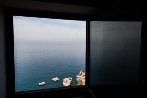 uma vista para o oceano a partir de uma janela em Villa Margi em Vico Equense