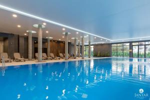 Bazén v ubytovaní Jantar Apartamenty Exclusive Polanki Park SPA alebo v jeho blízkosti