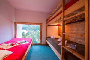 una camera con 2 letti a castello e una finestra di Résidence Grand Roc - Ancolies 218 - Happy Rentals a Chamonix-Mont-Blanc