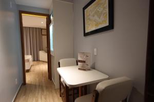 um quarto com uma mesa e cadeiras num quarto em Love Time Hotel (Adult Only) no Rio de Janeiro