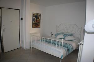 ボローニャにあるLa Mansardaのベッドルーム(白いベッド、青い枕付)