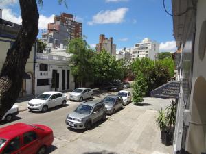 a row of cars parked on a city street at Stilo Duplex En Punta Carretas in Montevideo