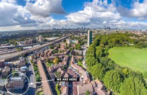 une vue aérienne d'une ville avec un panneau indiquant que nous sommes ici dans l'établissement London Stay Apartments, à Londres