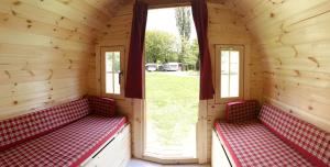 a room with red benches in a wooden cabin at Campingplatz Aichelberg in Aichelberg