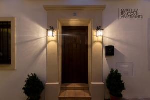 un pasillo con una puerta y luces en un edificio en The Carpenter´s Boutique Apartments, en Marbella