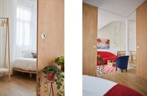 マドリードにある60 Balconies Puerta del Solのベッドルーム1室、リビングルーム(ベッド1台、鏡付)が備わります。