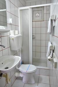 Ett badrum på Garni Hotel Lav